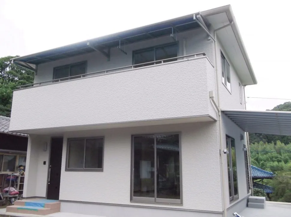 白い外壁のカーポート(車庫)付き住宅 シンプルモダン：夷隅郡大多喜町